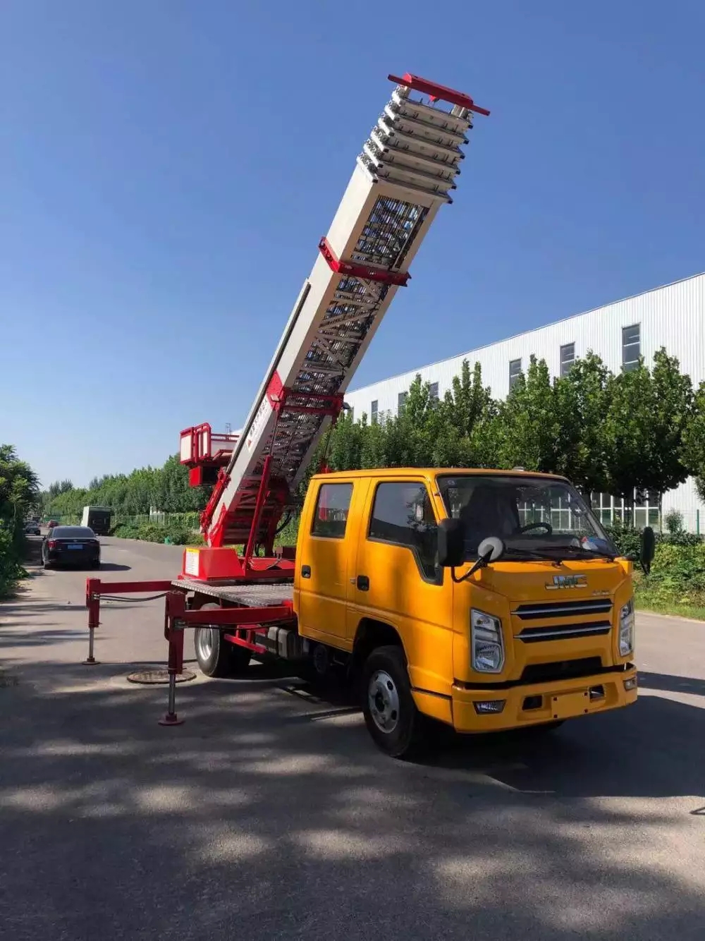 龙岩附近的云梯车出租服务：轻松解决高空作业需求