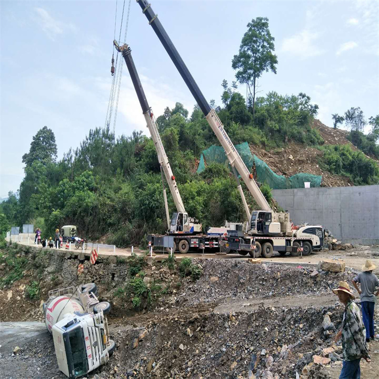 龙岩汽车掉沟里叫吊车救援要多少钱
